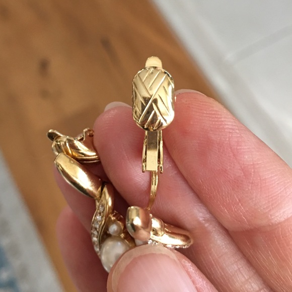 Trifari simulant pearl & diamond plated earrings - Picture 2 of 6